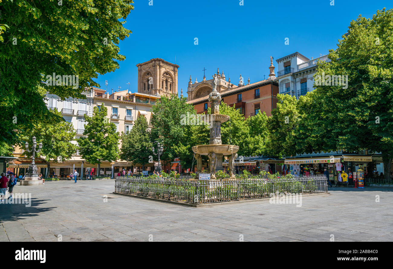 La pittoresca Bib Rambla piazza (Plaza) a Granada su una soleggiata mattina d'estate. Andalusia, Spagna. Giugno-04-2019 Foto Stock