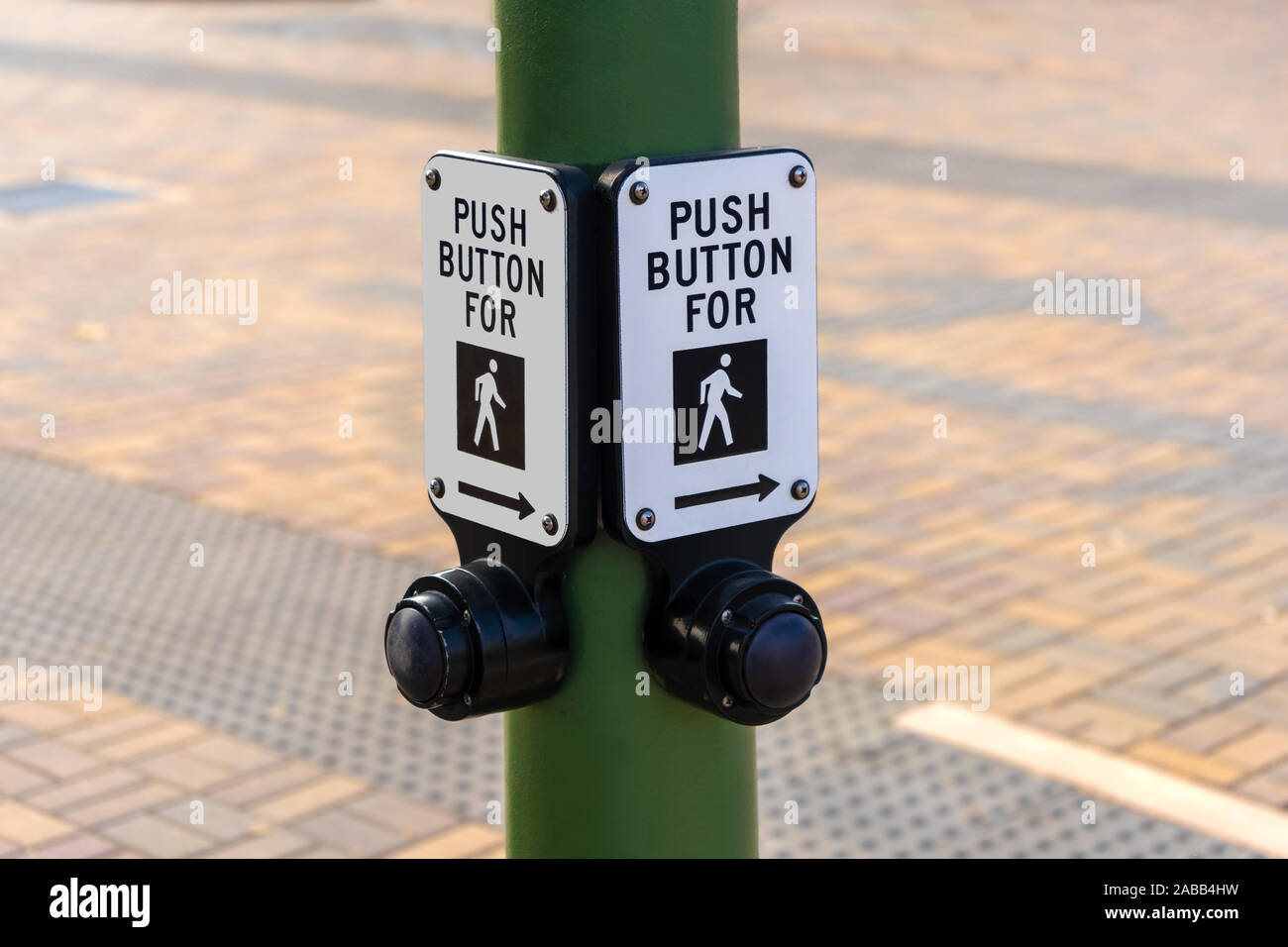 Premere il pulsante per andare a piedi - segno sul polo di strada Foto Stock