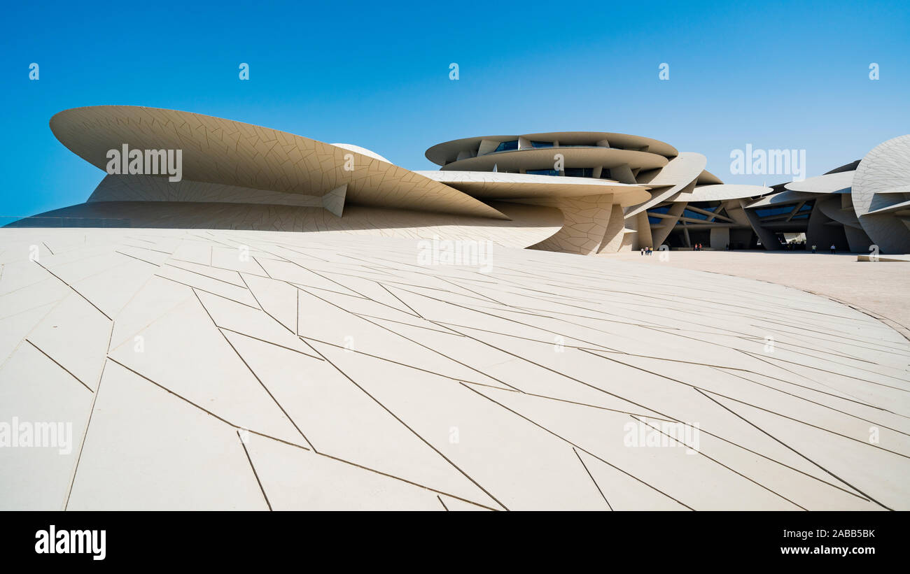 La moderna architettura del nuovo Museo Nazionale del Qatar a Doha, in Qatar, Medio Oriente Foto Stock