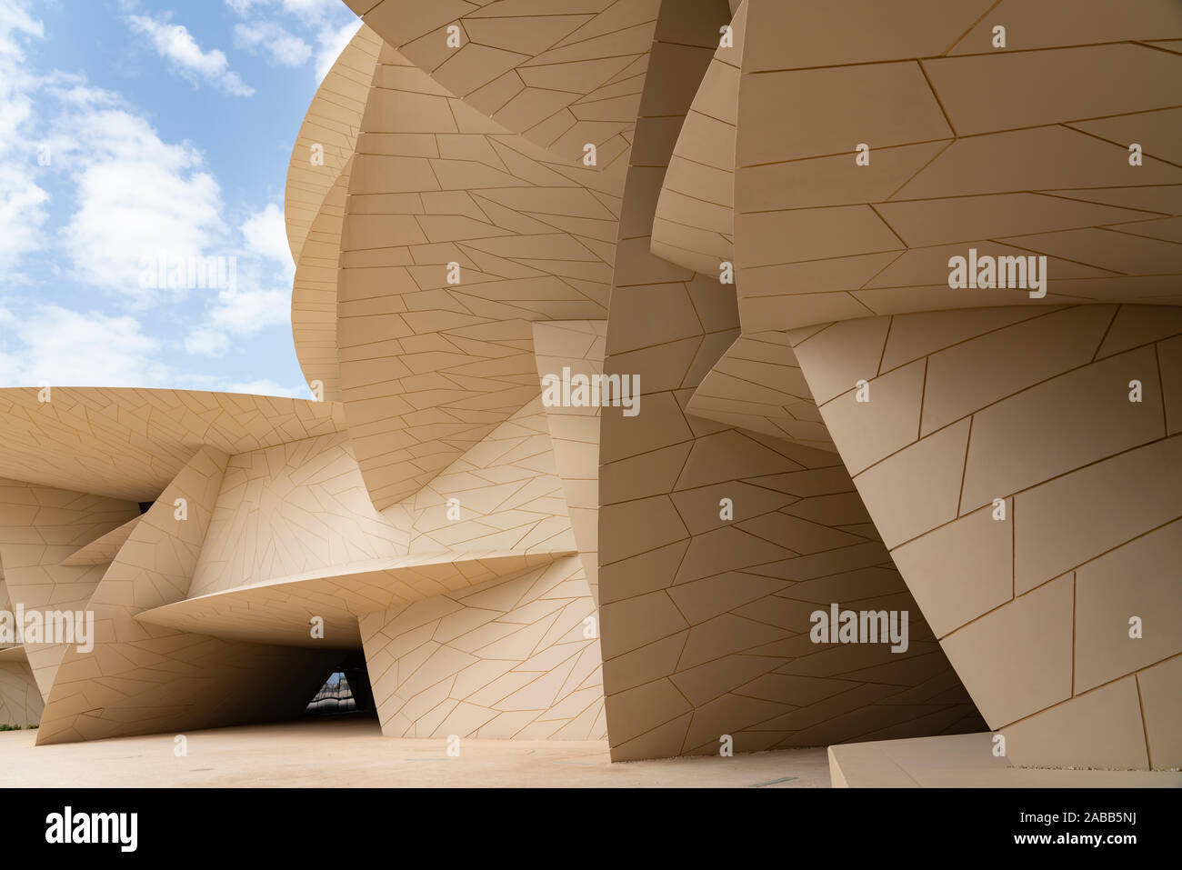 La moderna architettura del nuovo Museo Nazionale del Qatar a Doha, in Qatar, Medio Oriente Foto Stock
