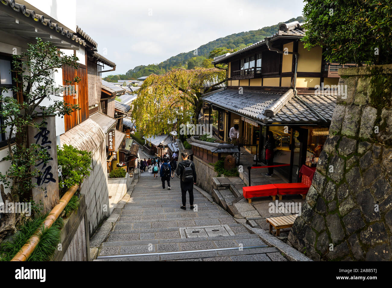 Kyoto, Giappone - 10/30/19 - La gente nelle vecchie strade intorno al Kiyomizu-dera tempio complesso. Foto Stock