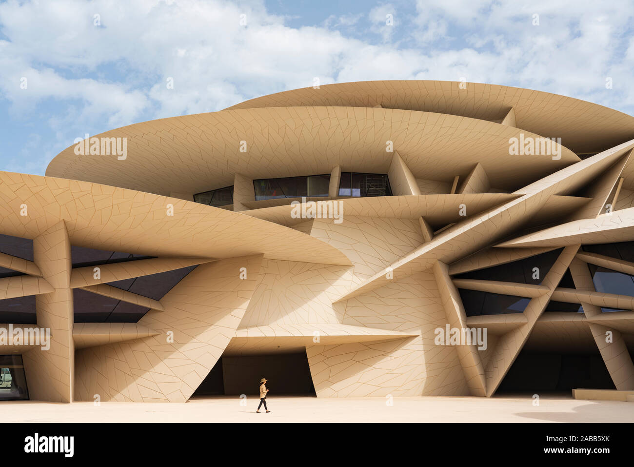 La moderna architettura del nuovo Museo Nazionale del Qatar a Doha, in Qatar, Medio Oriente Foto Stock