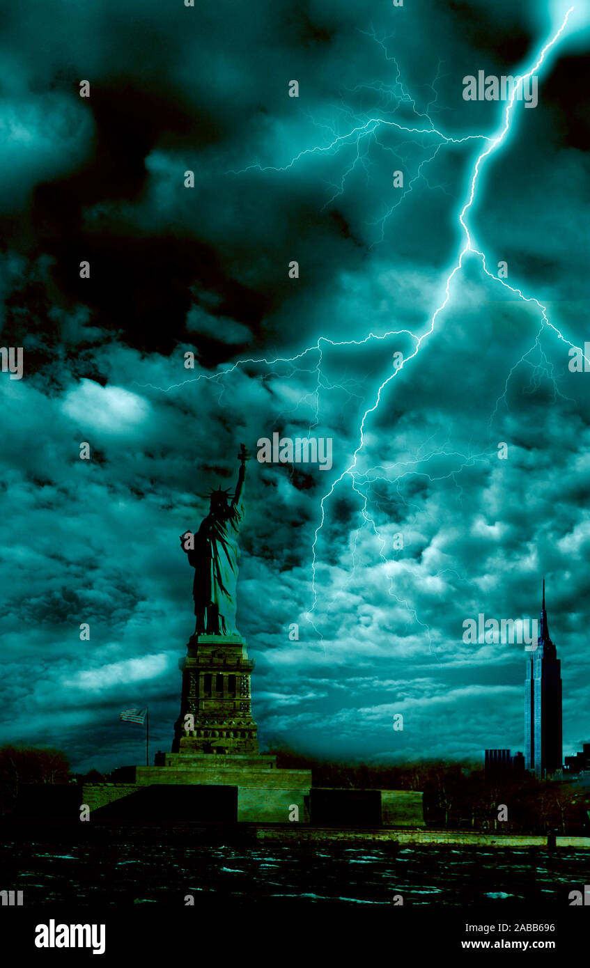 Statua della Libertà con drammatica storm su di esso Foto Stock