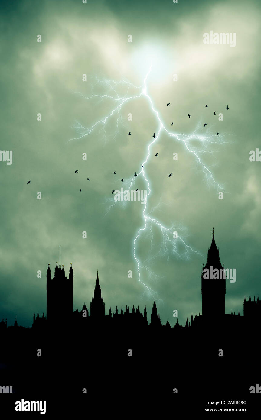 Cielo drammatico con un fulmine sul Big Ben e gli edifici del Parlamento europeo a Londra, in silhouette Foto Stock