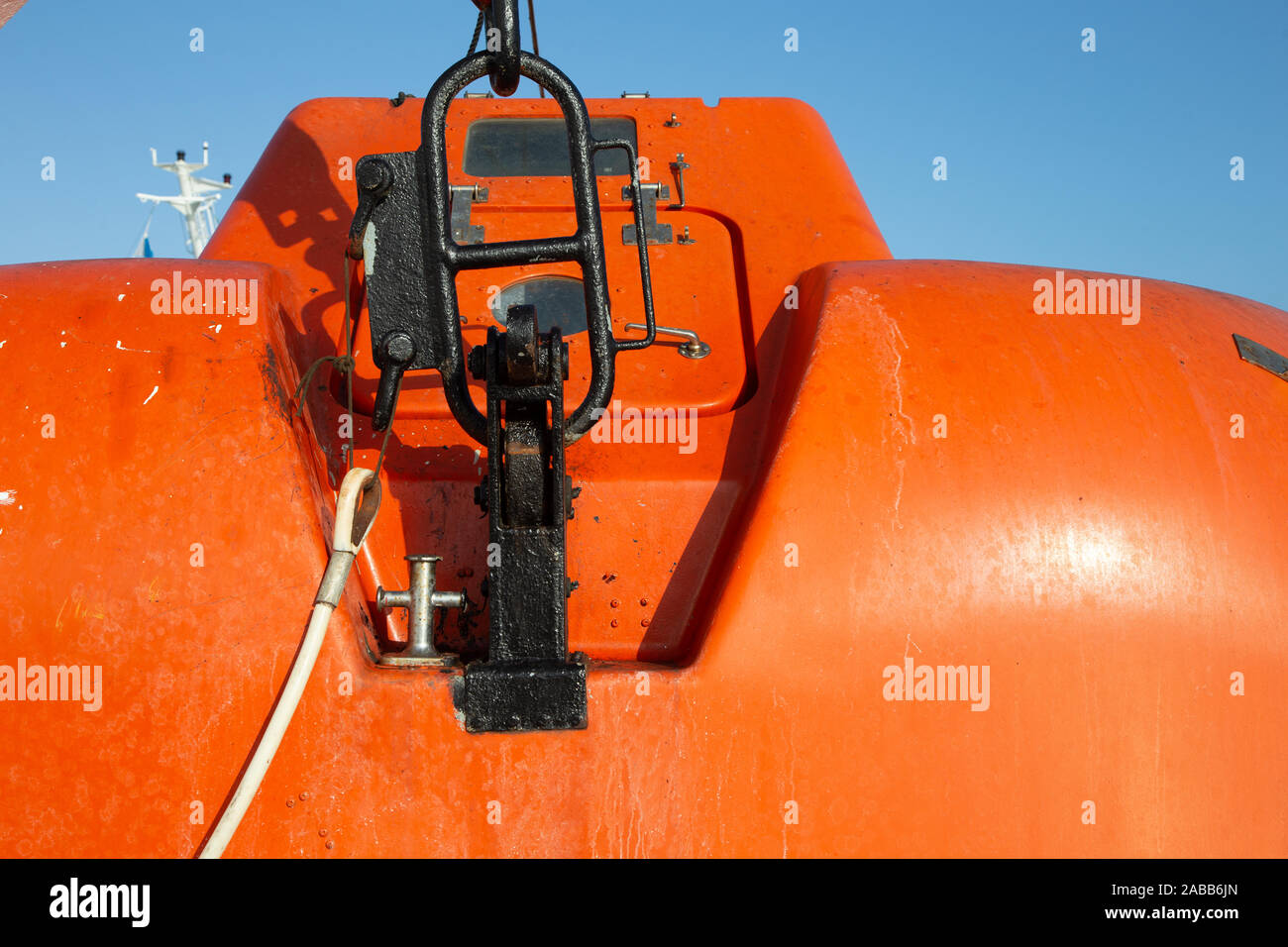 Punti metallici di fissaggio vita arancione battello di salvataggio barca arancione per le situazioni di emergenza in mare, trasporto marittimo del tema. Close up. Foto Stock
