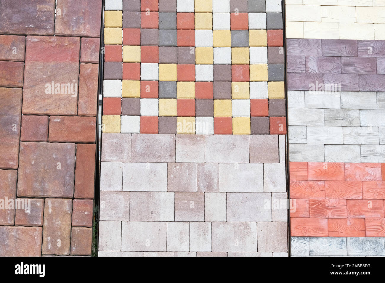 Pavimentazione piastrelle alla costruzione del mercato. Magazzino lastre per pavimentazione per la posa in opera della costruzione della strada. Marciapiedi in costruzione. Foto Stock