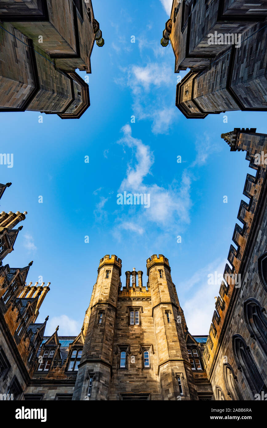Guardando verso l'alto dal cortile del nuovo collegio presso l Università di Edimburgo, la facoltà di divinità, sul tumulo di Edimburgo Città Vecchia, Scotland, Regno Unito Foto Stock