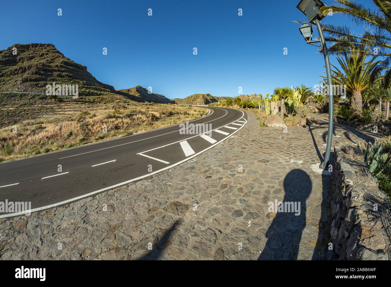 Il parcheggio presso il punto di osservazione che si affaccia sulla gola Valle Gran Rey - grattugiare King Valley. Viewpoint e ristorante costruito dall'architetto canario Foto Stock