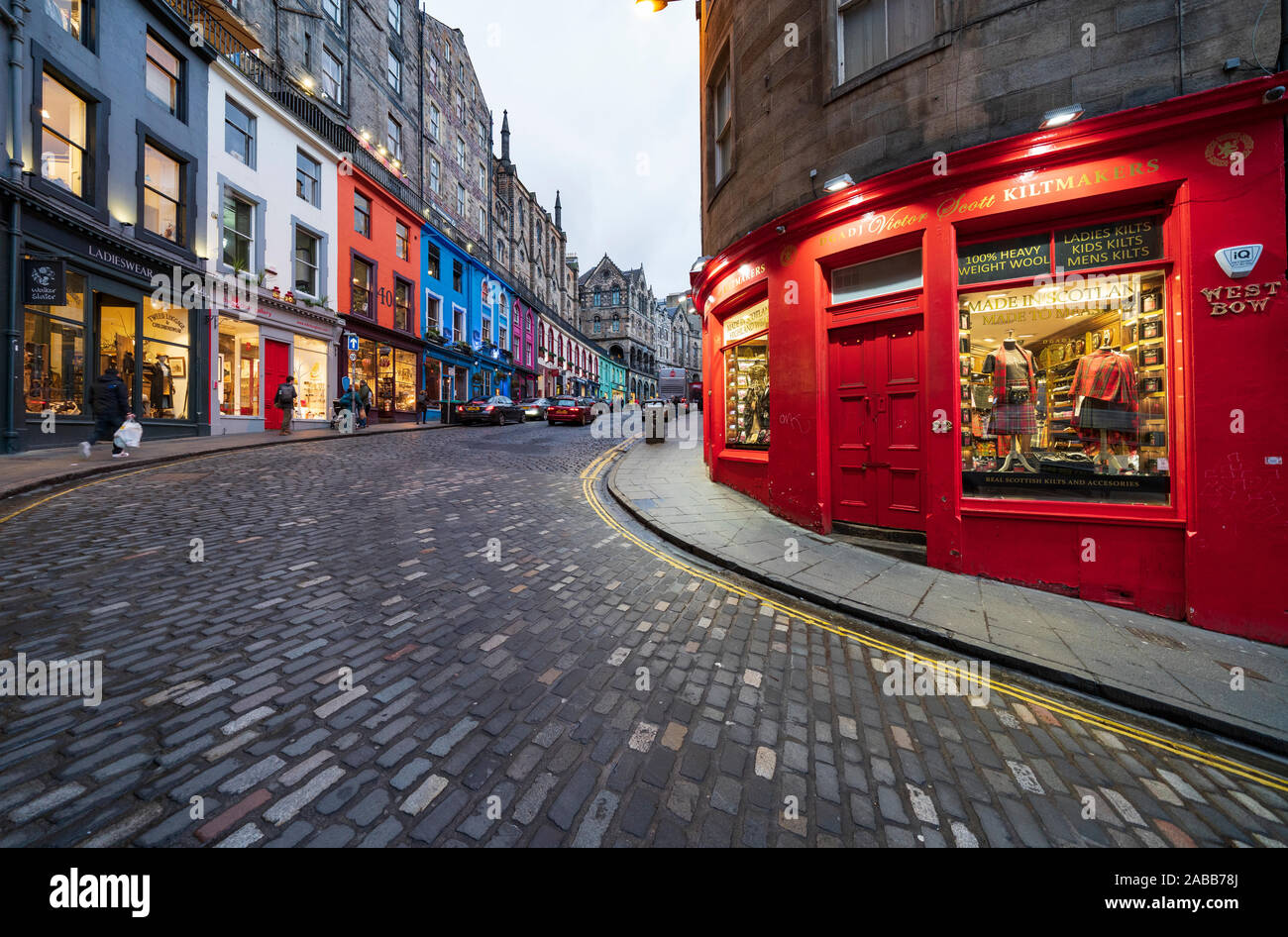 Vista del centro storico di Victoria Street West a prua in Edinburgh Old Town, Scotland, Regno Unito Foto Stock