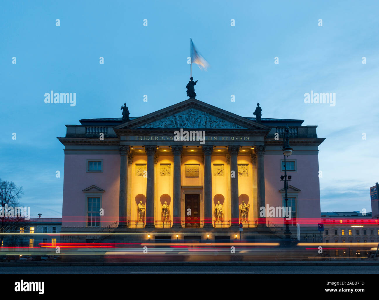 Vista serale di Berlino Staatsoper (Opera House) Opera di Stato di Berlino, sulla Unter Den Linden nel quartiere Mitte di Berlino, Germania Foto Stock