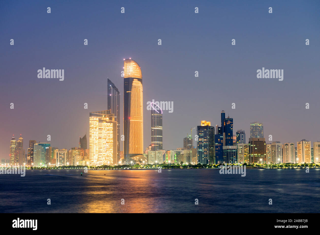 Vista serale del moderno skyline di Abu Dhabi negli Emirati Arabi Uniti EMIRATI ARABI UNITI Foto Stock