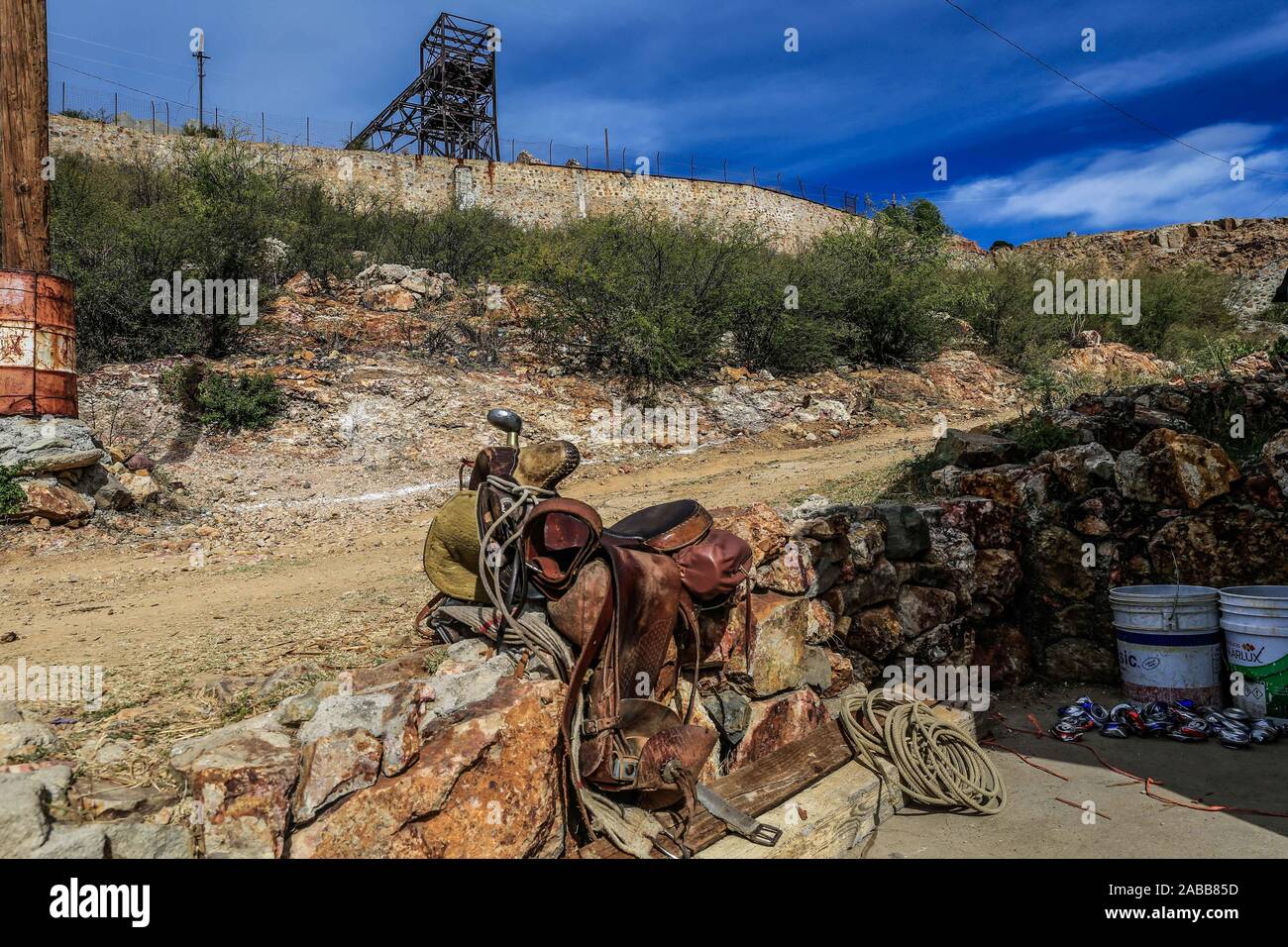 Sella di Cavallo o sella nel villaggio Pilares de Nacozari. abbandonata città mineraria. Pilares, è una città nel comune di Nacozari de García, Sonora, Messico, nella zona superiore della Sierra Madre Occidental. Dal 1960 è noto come una città fantasma a causa della sua spopolamento nel 1920s, a causa della chiusura e di eliminazione delle società minerarie che sono state qui e che hanno dato luogo a. © © (© Foto: LuisGutierrez NortePhoto.com) montura de caballo o Silla de montar en el pueblo Pilares de Nacozari. pueblo minero abandonado. Pilares, es una ciudad en el municipio de Nacozari de García, Sonora, Foto Stock