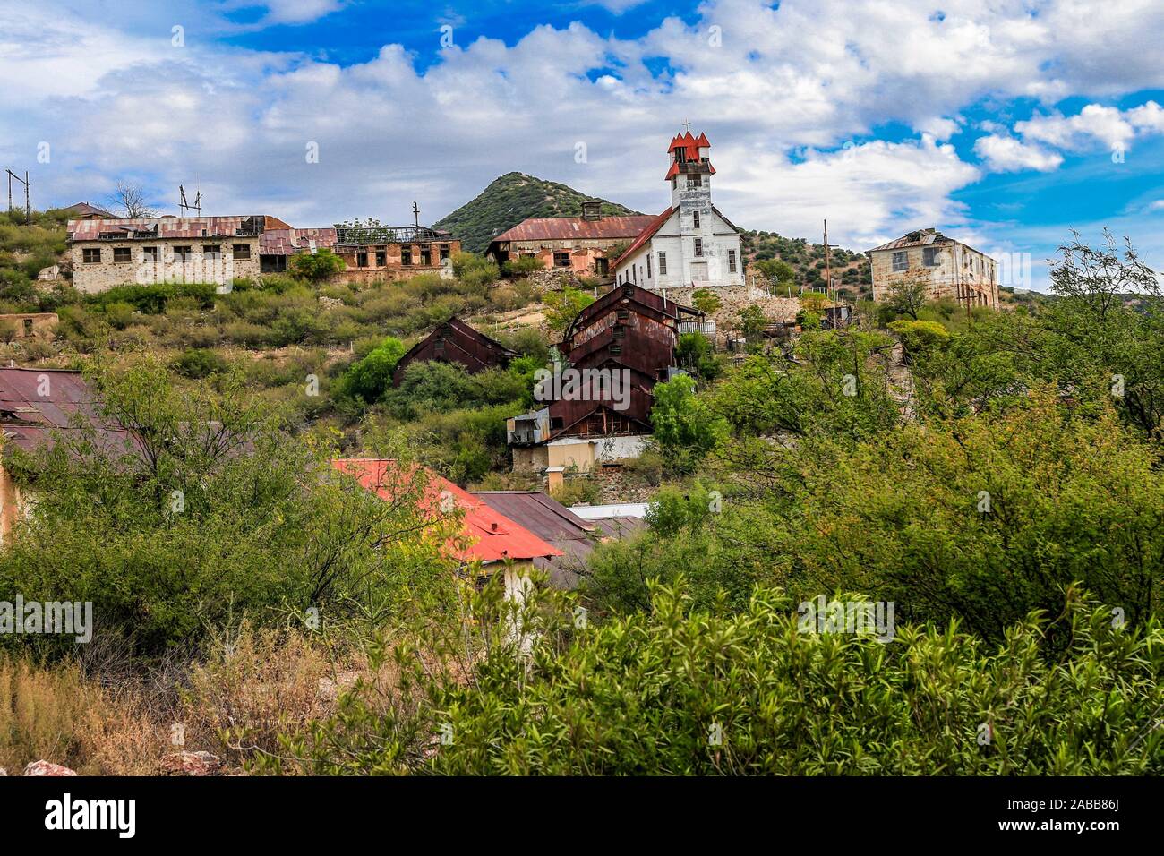 Pilares de Nacozari. abbandonata città mineraria. Pilares, è una città nel comune di Nacozari de García, Sonora, Messico, nella zona superiore della Sierra Madre Occidental. Dal 1960 egli è stato conosciuto come una città fantasma a causa del suo spopolamento nel 1920s, a causa della chiusura e rimozione di società minerarie che sono state qui e che hanno dato luogo a. © (© Foto: LuisGutierrez NortePhoto.com) Pilares de Nacozari. pueblo minero abandonado. Pilares, es onu pueblo del municipio de Nacozari de García, Sonora, Messico, en la zona alta de la Sierra Madre Occidental. desde 1960 le conoce como pueblo Foto Stock