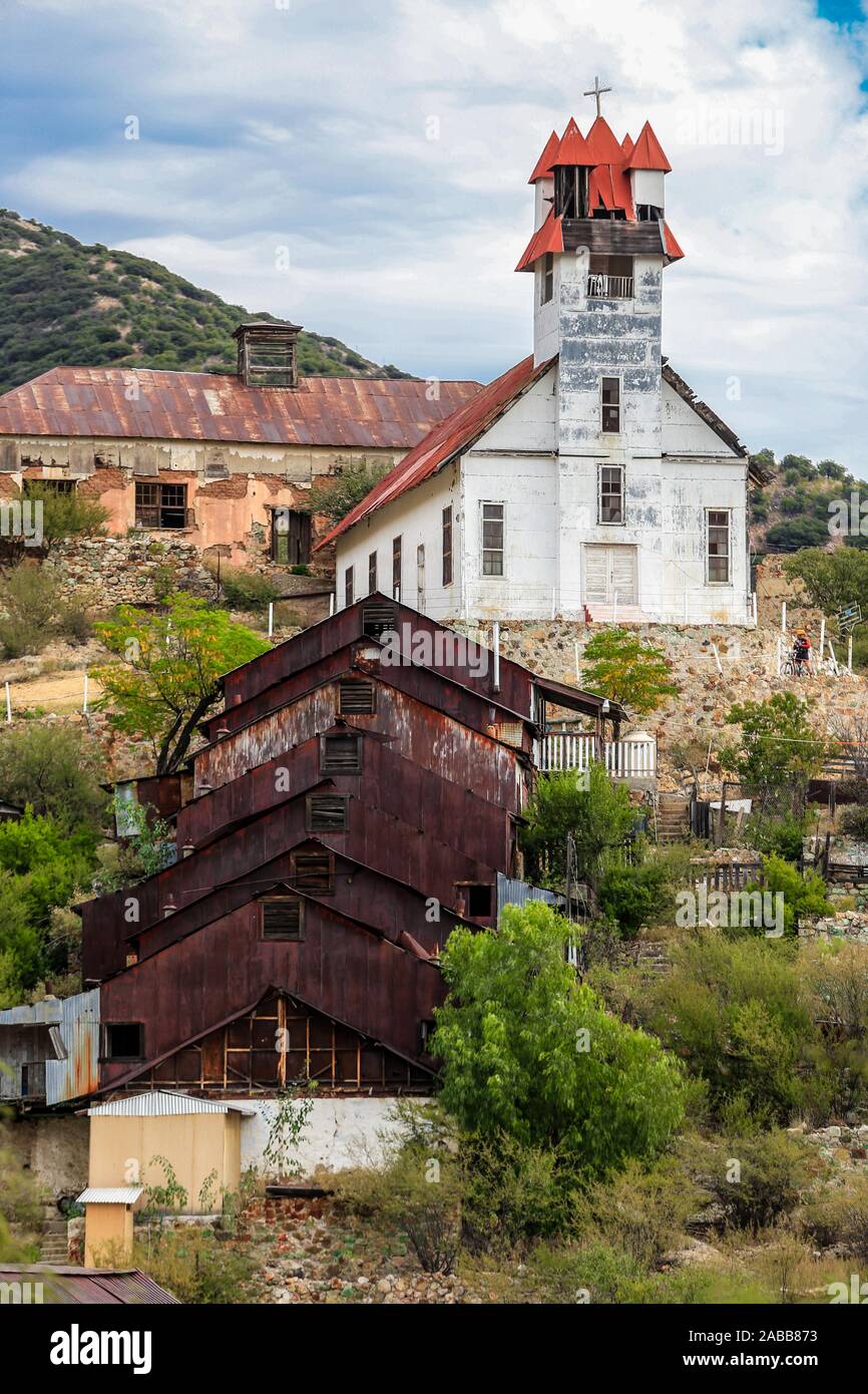 Bianco chiesa in legno nel Pilares de Nacozari village. abbandonata città mineraria. Pilares, è una città nel comune di Nacozari de García, Sonora, Messico, nella zona superiore di ​​the Sierra Madre Occidental. Dal 1960 è noto come una città fantasma a causa della sua spopolamento nel 1920s, a causa della chiusura e di eliminazione delle società minerarie che sono state qui e che hanno dato luogo a. © © (© Foto: LuisGutierrez NortePhoto.com) iglecia de madera color blanca en el pueblo Pilares de Nacozari. pueblo minero abandonado. Pilares, es una ciudad en el municipio de Nacozari de García, Sonora, México, Foto Stock