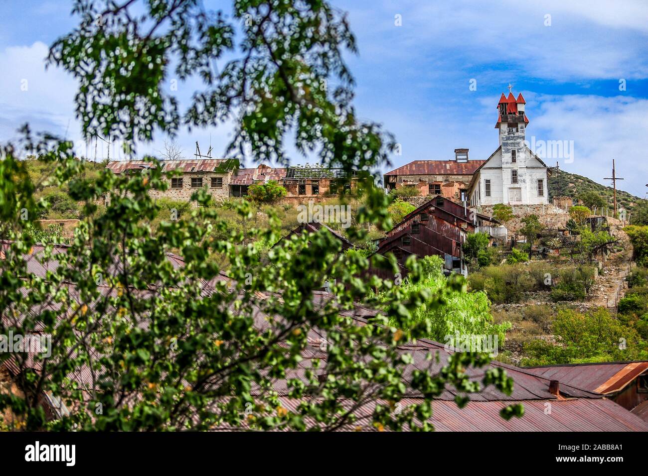 Bianco chiesa in legno nel Pilares de Nacozari village. abbandonata città mineraria. Pilares, è una città nel comune di Nacozari de García, Sonora, Messico, nella zona superiore di ​​the Sierra Madre Occidental. Dal 1960 è noto come una città fantasma a causa della sua spopolamento nel 1920s, a causa della chiusura e di eliminazione delle società minerarie che sono state qui e che hanno dato luogo a. © © (© Foto: LuisGutierrez NortePhoto.com) iglecia de madera color blanca en el pueblo Pilares de Nacozari. pueblo minero abandonado. Pilares, es una ciudad en el municipio de Nacozari de García, Sonora, México, Foto Stock