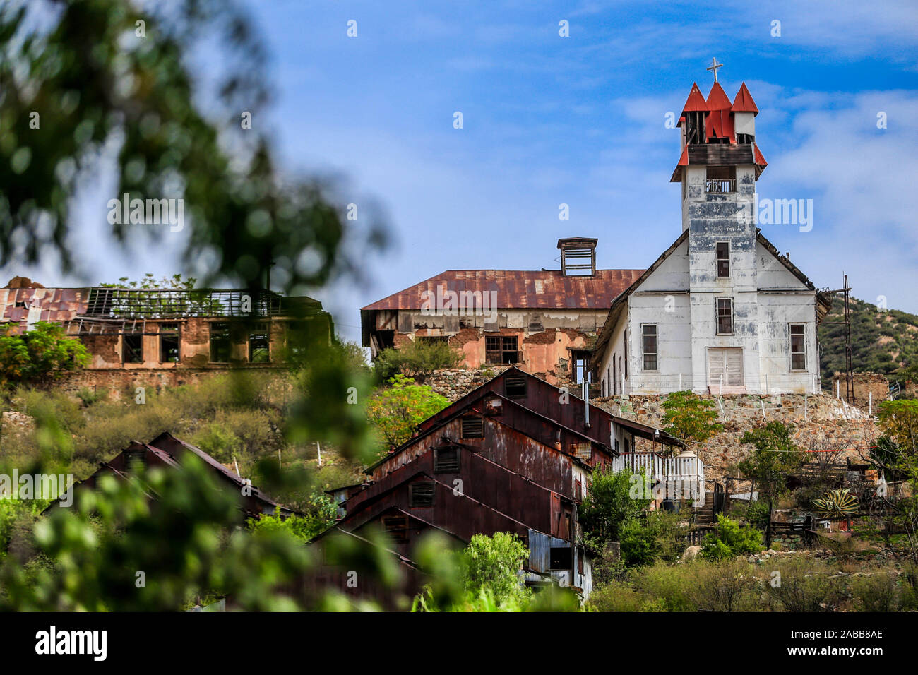 Bianco chiesa in legno nel Pilares de Nacozari village. abbandonata città mineraria. Pilares, è una città nel comune di Nacozari de García, Sonora, Messico, nella zona superiore di ​​the Sierra Madre Occidental. Dal 1960 è noto come una città fantasma a causa della sua spopolamento nel 1920s, a causa della chiusura e di eliminazione delle società minerarie che sono state qui e che hanno dato luogo a. © © (© Foto: LuisGutierrez NortePhoto.com) iglecia de madera color blanca en el pueblo Pilares de Nacozari. pueblo minero abandonado. Pilares, es una ciudad en el municipio de Nacozari de García, Sonora, México, Foto Stock