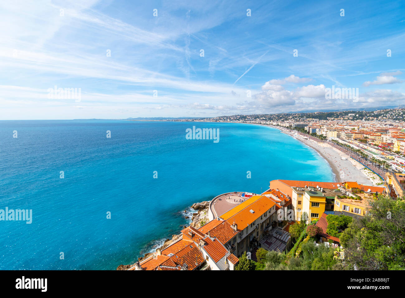Vista dalla collina del Castello Parco della Baia degli Angeli, Promenade des Anglais, la Città Vecchia e la città di Nizza Francia sulla Riviera Francese. Foto Stock