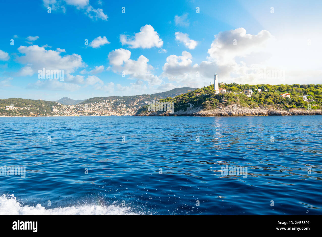 Vista dal mare mediterraneo di Saint Jean Cap Ferrat faro sulla costa meridionale della Francia e della Costa Azzurra. Foto Stock