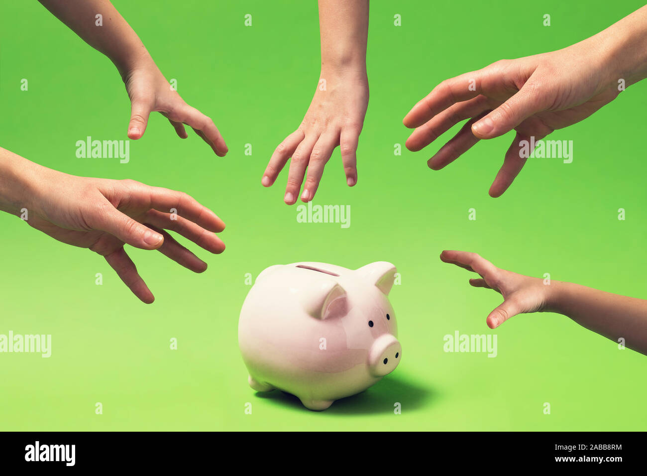 Budget familiare e la sua sicurezza. Le mani per il salvadanaio. Bisogno di denaro Foto Stock