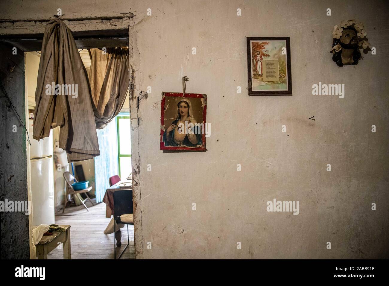 Dipinti appesi al muro con immagini religiose. quadri religiosi, i santi e i santi, Cristo, Maria, Cattolica home. Gli interni della casa del cowboy Ruben Arviuzu Reyes, nella città di Pilares de Nacozari. Ruben si prende cura delle vecchie costruzioni della città fantasma che è anche una città turistica o abbandonato la città mineraria. Pilares, è una città nel comune di Nacozari de García, Sonora, Messico, nella zona superiore della Sierra Madre Occidental. Dal 1960 è noto come una città fantasma a causa della sua spopolamento nel 1920s, a causa della chiusura e di eliminazione delle società minerarie che w Foto Stock