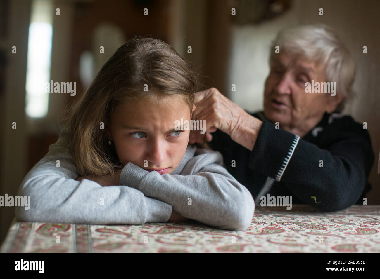 Donna anziana è di trascorrere del tempo con il suo nipote insoddisfatti. Foto Stock