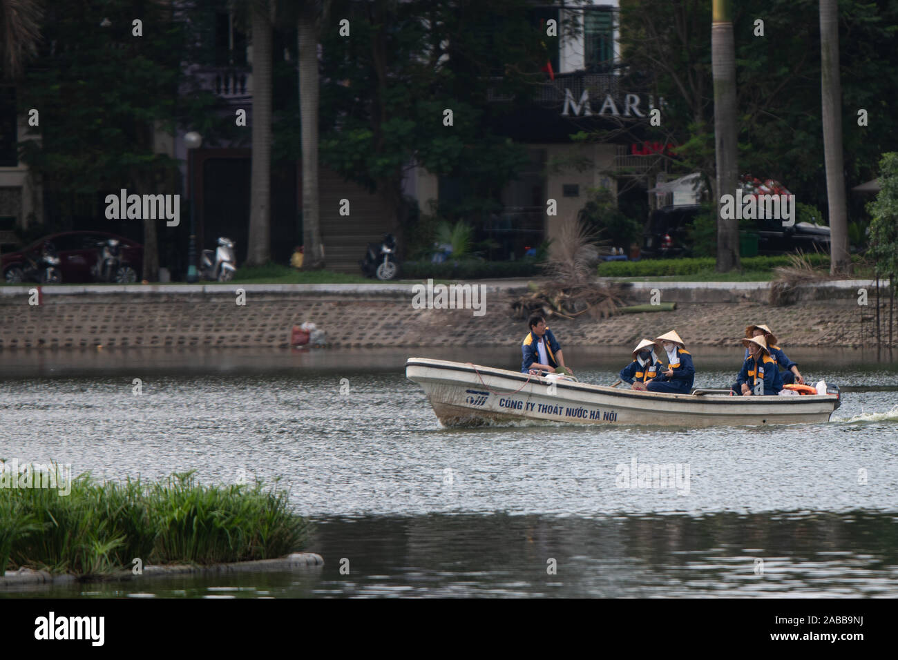 Hanoi, Vietnam - 11 Ottobre 2019: uomini asiatici andare fuori su una barca sul Thuy Khue lago ad Hanoi, in Vietnam, in Asia Foto Stock