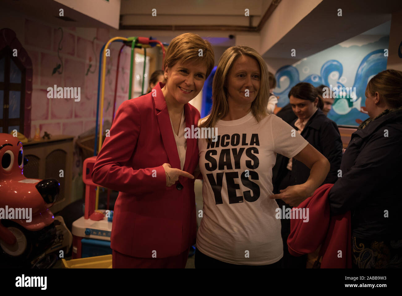 Glasgow, Scozia, 26 novembre 2019. Nicola lo storione, il Primo Ministro e il Leader del Partito nazionale scozzese, sul sentiero di campagna, si è incontrato con i bambini da un vivaio locale e fu unita dal SNP candidato per Lanark & Hamilton in Oriente, Angela Crawley e SNP candidato per Airdrie & Shotts, Neil grigio, a Jollytots & Cookies Café a Uddingston, Glasgow. La SNP ha annunciato piani per "trasformare" il congedo parentale in Scozia, estendentisi shared lasciare a 64 settimane con i supplementari di dodici settimane per essere ring recintata per il Padre per incoraggiare la ripresa. Credito: Jeremy Sutton-Hibbert/Alamy Live News. Foto Stock