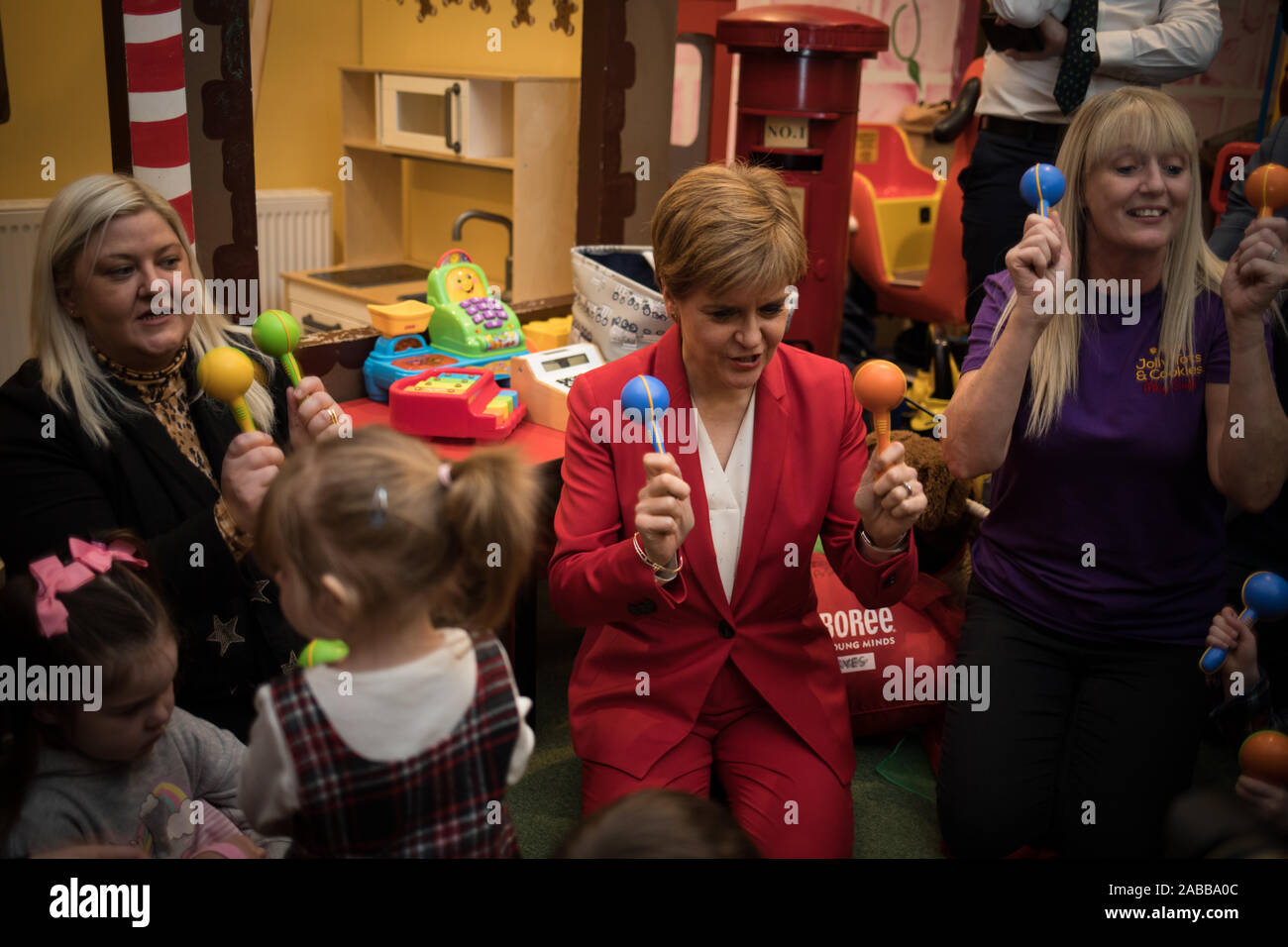 Glasgow, Scozia, 26 novembre 2019. Nicola lo storione, il Primo Ministro e il Leader del Partito nazionale scozzese, sul sentiero di campagna, si è incontrato con i bambini da un vivaio locale e fu unita dal SNP candidato per Lanark & Hamilton in Oriente, Angela Crawley e SNP candidato per Airdrie & Shotts, Neil grigio, a Jollytots & Cookies Café a Uddingston, Glasgow. La SNP ha annunciato piani per "trasformare" il congedo parentale in Scozia, estendentisi shared lasciare a 64 settimane con i supplementari di dodici settimane per essere ring recintata per il Padre per incoraggiare la ripresa. Credito: Jeremy Sutton-Hibbert/Alamy Live News. Foto Stock