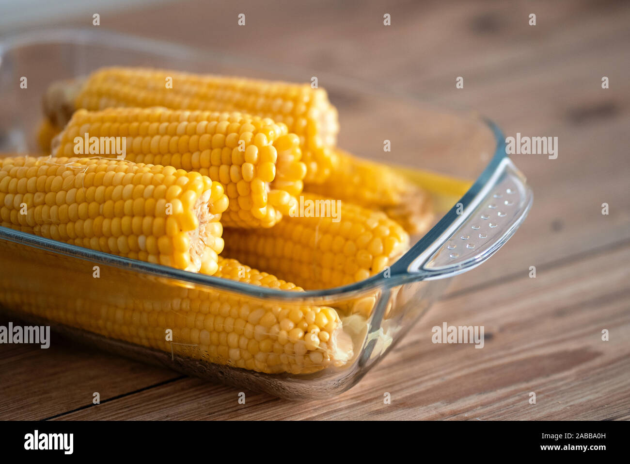 Cucinata sulla pannocchia di mais. Dorata bolliti sulla pannocchia di mais Foto Stock