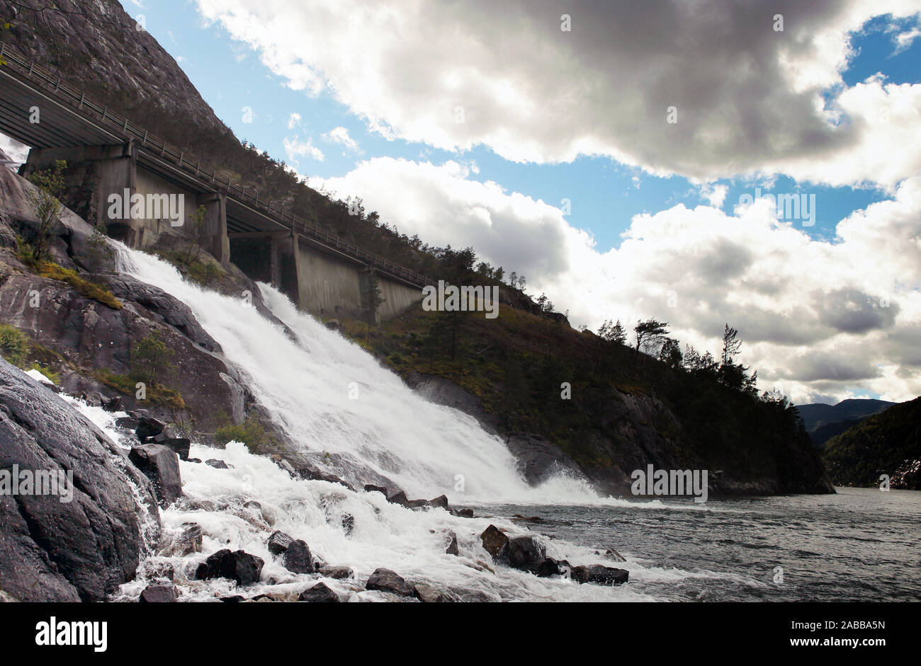 Cascata Langfossand power station. Nazionale percorso turistico. Famoso punto di riferimento in Norvegia al summer time.bella 612m alta cascata Langfoss in Foto Stock