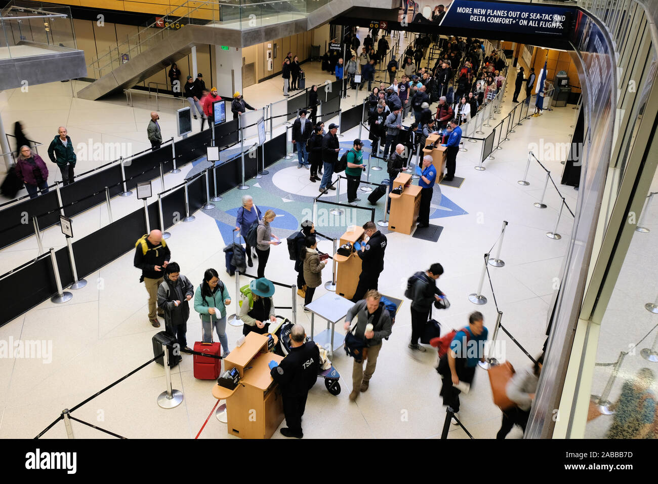 Aeroporto di sicurezza passeggeri linea, in attesa di TSA ispezione; Aeroporto Internazionale Seattle-Tacoma; Seattle, Washington, Stati Uniti d'America. Foto Stock