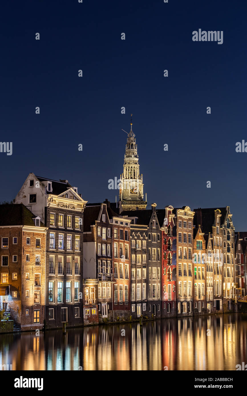 Tradizionali edifici olandesi a Damrak di notte, Amsterdam, Paesi Bassi Foto Stock