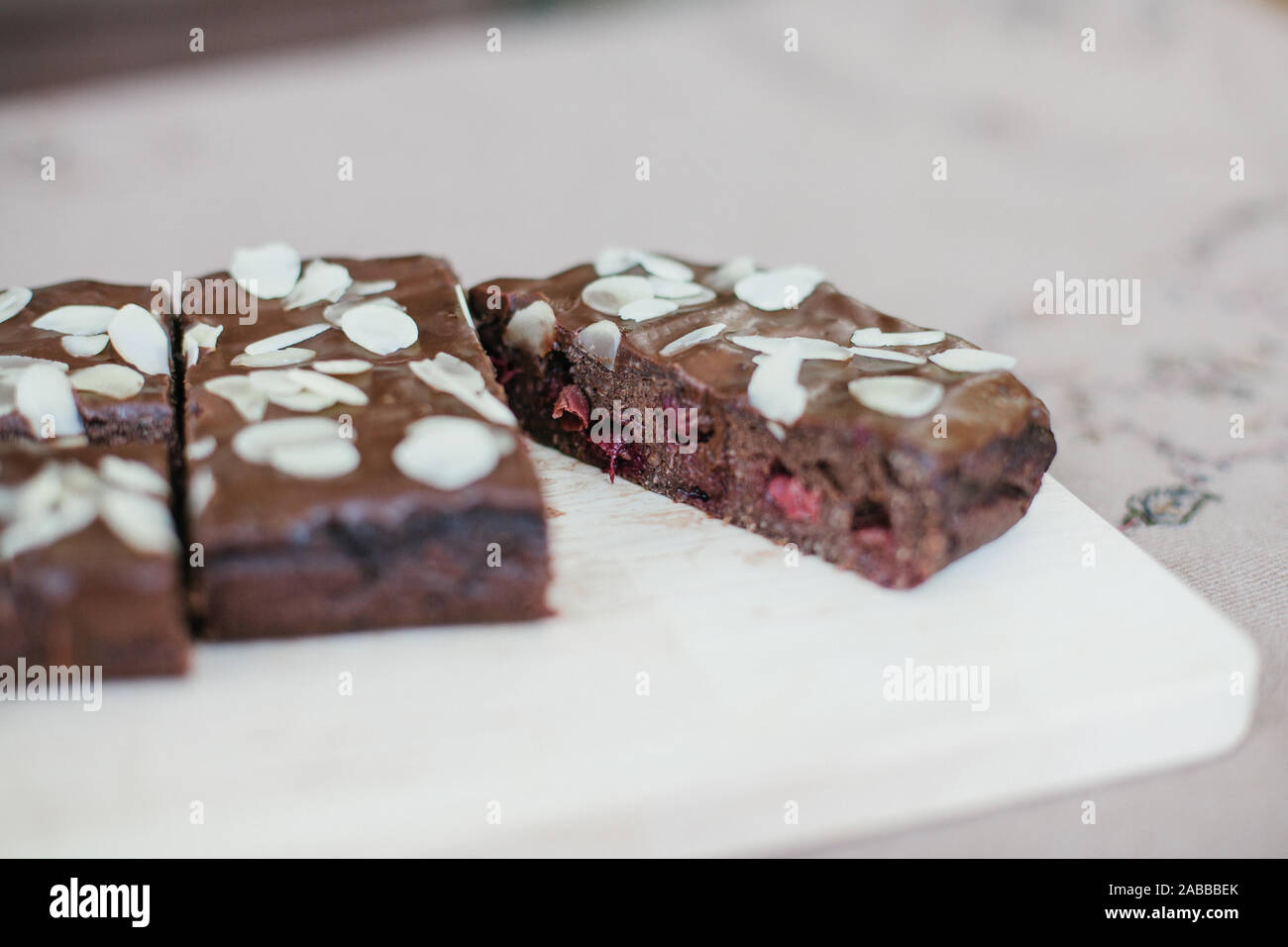 Close-up di un sano vegane di cioccolato e mandorle brownie Foto Stock
