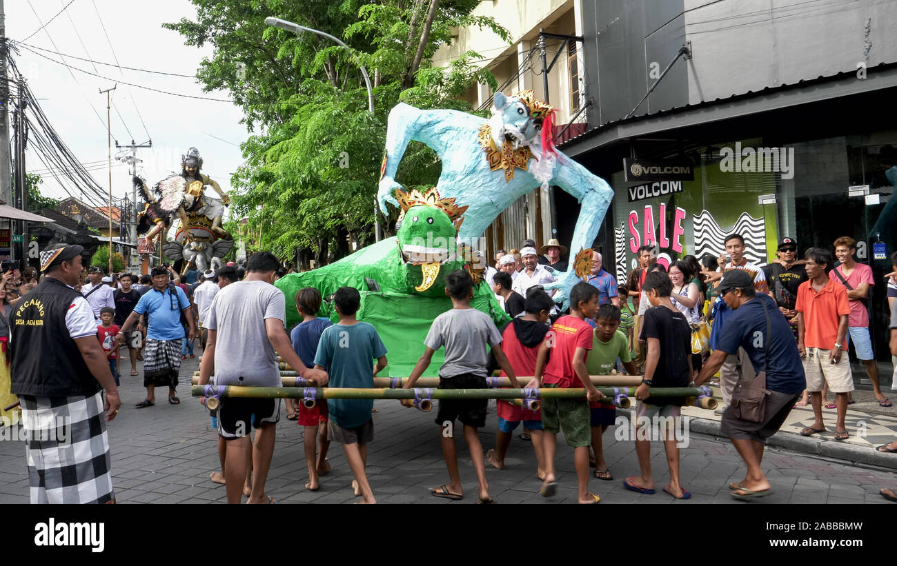 KUTA, INDONESIA - marzo, 16, 2018: un gruppo di ragazzi che si muovono i loro ogoh-ogoh statua prima del nuovo anno sfilano in Kuta Foto Stock