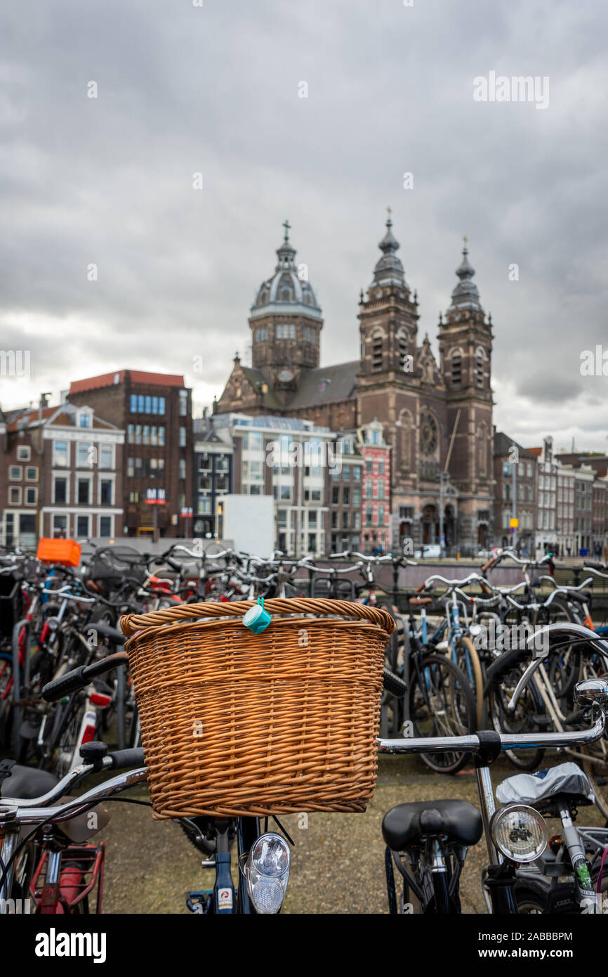 Pila di biciclette parcheggiate vicino alla Stazione Centrale di Amsterdam Foto Stock