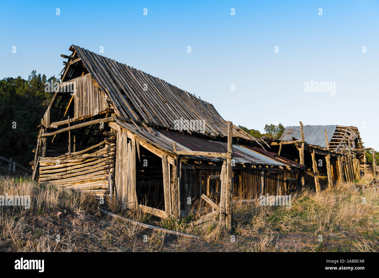 Le rovine di un abbandono fienile in legno lungo la strada alta a Taos nel Nuovo Messico, STATI UNITI D'AMERICA Foto Stock