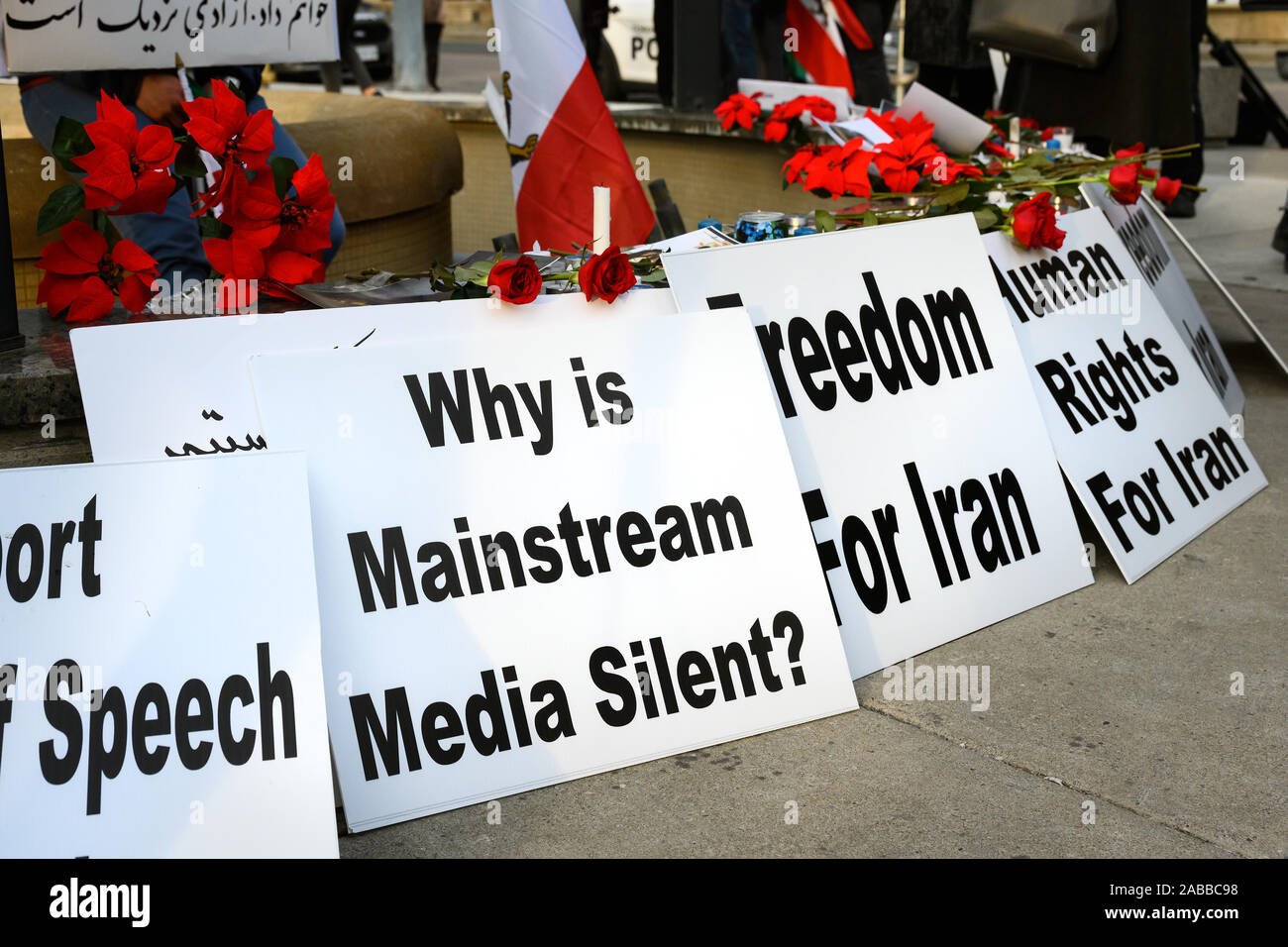 Torontonians raccogliere a Mel Lastman Square per mostrare il supporto per i manifestanti in Iran condannando la media per il loro silenzio. Foto Stock