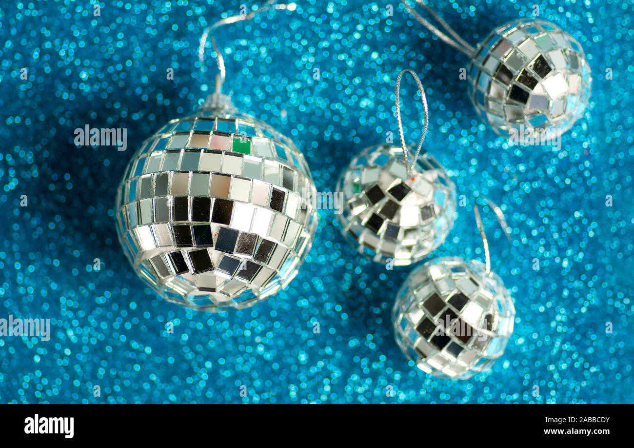 Le decorazioni di Natale sulla glitter sfondo festosa closeup Foto Stock