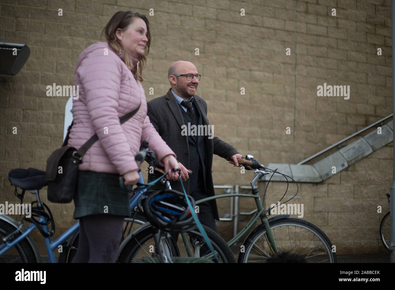 Leader della scozzese del partito dei Verdi, Patrick Harvie, parla dei sistemi di trasporti pubblici in Scozia, al fianco di membri del parlamento locale candidato Elaine Gunn, ad Edimburgo, in Scozia, il 21 novembre 2019. Patrick Harvie entreranno a far parte dei candidati locali Elaine Gunn su un ciclo dal Murrayfield Stadium dove egli sarà disponibile a parlare di scozzese politiche verdi di trasformare radicalmente la Scozia è la rete di trasporto. Foto Stock
