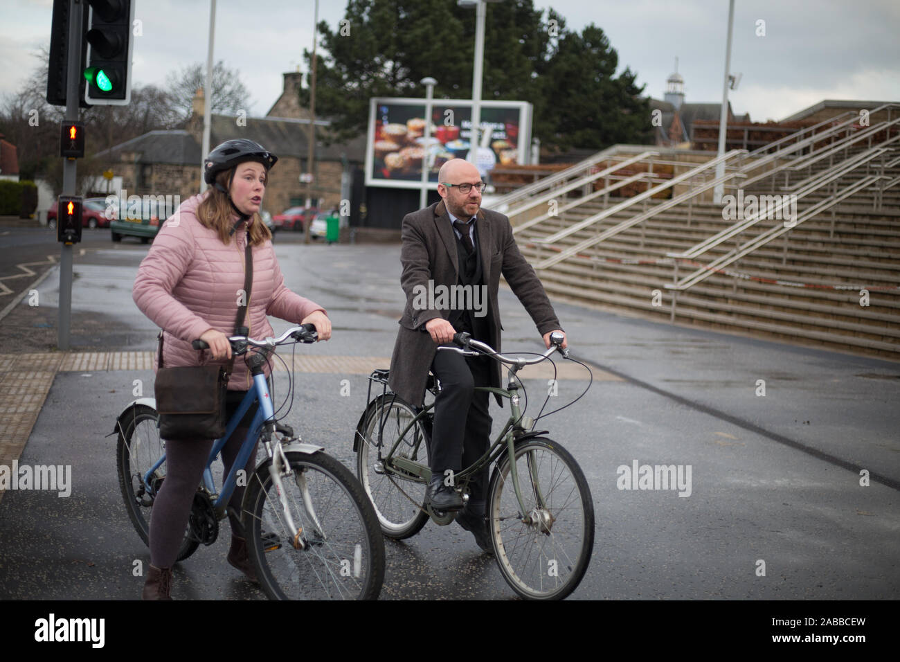 Leader della scozzese del partito dei Verdi, Patrick Harvie, parla dei sistemi di trasporti pubblici in Scozia, al fianco di membri del parlamento locale candidato Elaine Gunn, ad Edimburgo, in Scozia, il 21 novembre 2019. Patrick Harvie entreranno a far parte dei candidati locali Elaine Gunn su un ciclo dal Murrayfield Stadium dove egli sarà disponibile a parlare di scozzese politiche verdi di trasformare radicalmente la Scozia è la rete di trasporto. Foto Stock