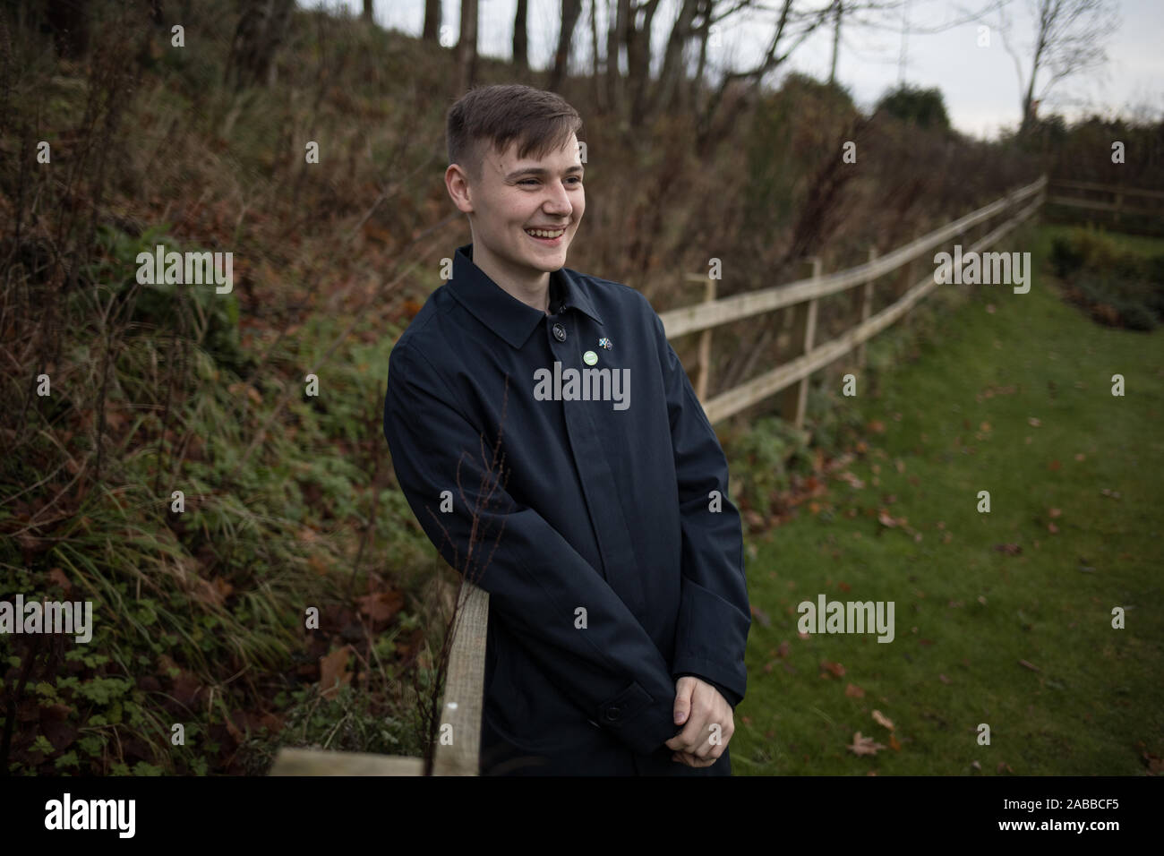 Cameron Glasgow, il 19-enne scozzese del partito dei Verdi candidato a membro del Parlamento, a Livingston, Scozia, il 20 novembre 2019. Foto Stock