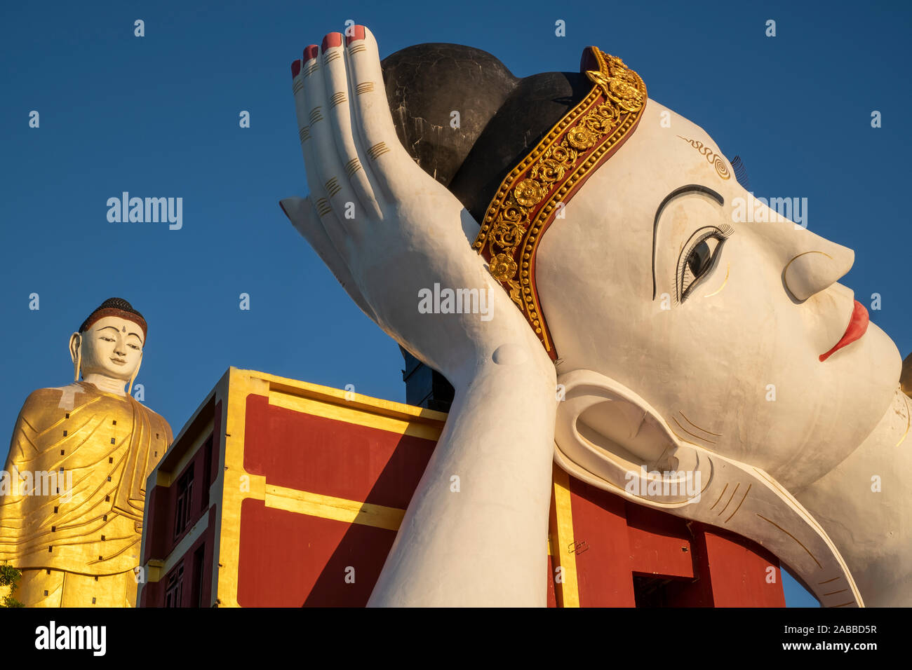 Moe Hnyin di Boaddai tempio di Monywa, Myanmar (Birmania) con la più lunga Buddha reclinato e il più alto standing Buddha nel paese Foto Stock