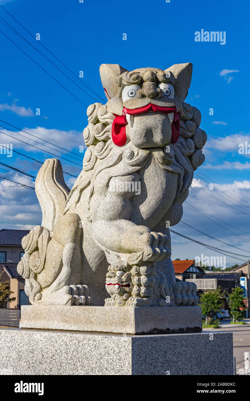 Lion-dog, o komainu, a Mikawa, Ishikawa Prefettura, Giappone. Queste statue tradizionali sono visti in coppie nella maggior parte dei santuari e sono destinati a ward off Foto Stock