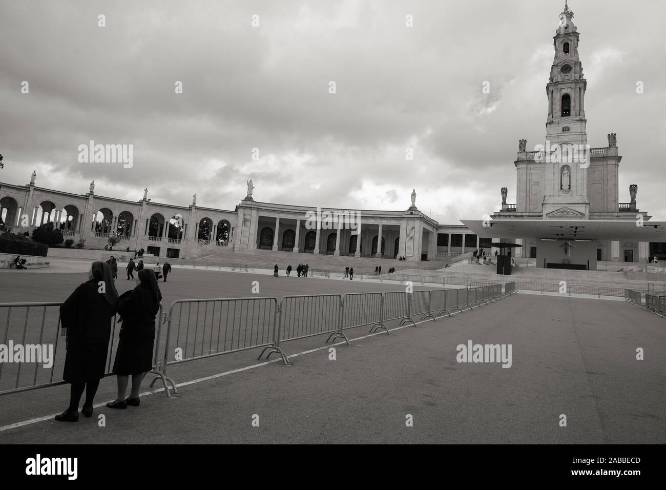 Le monache giovane sul Santuario di Fatima piazza in Portogallo, creed umore Foto Stock