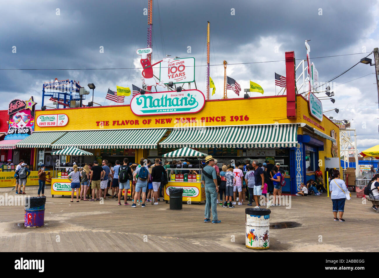 New York, Stati Uniti d'America - 20 agosto 2018 l'originale Nathan's Hot Dog ristorante a Coney Island, Brooklyn, New York. Foto Stock