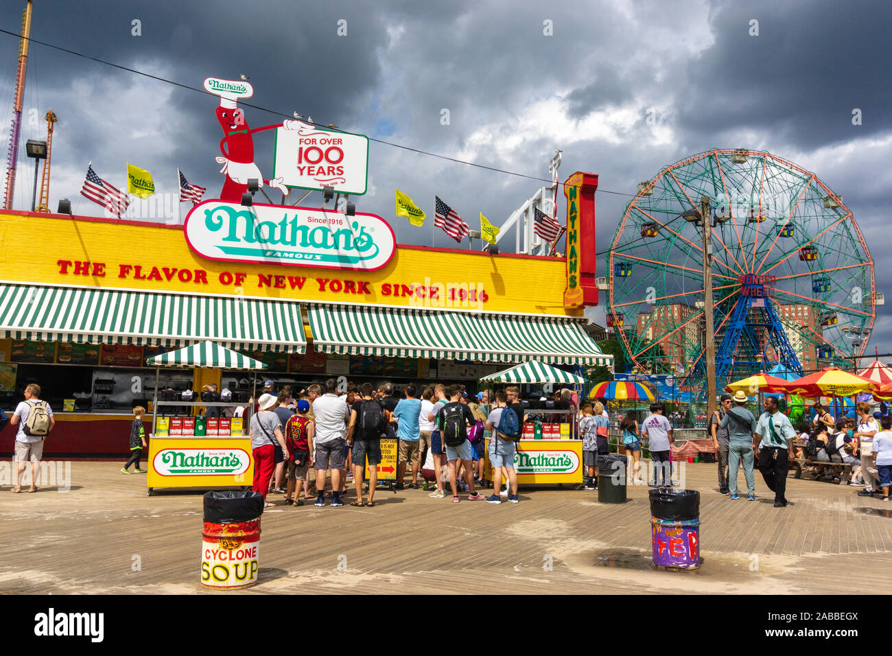 New York, Stati Uniti d'America - 20 agosto 2018 l'originale Nathan's Hot Dog ristorante a Coney Island, Brooklyn, New York. Foto Stock