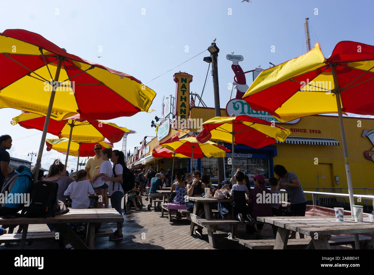 New York, Stati Uniti d'America - 20 agosto 2018 l'originale Nathan's Hot Dog ristorante a Coney Island, Brooklyn, New York. Foto Stock