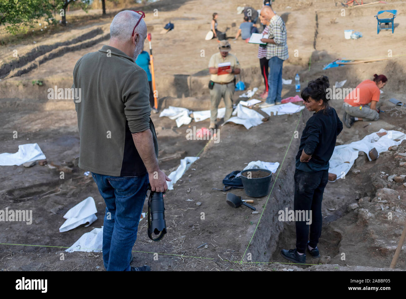 Vinča, Serbia, 27 settembre 2019: Archeologi che lavorano agli scavi archeologici Foto Stock