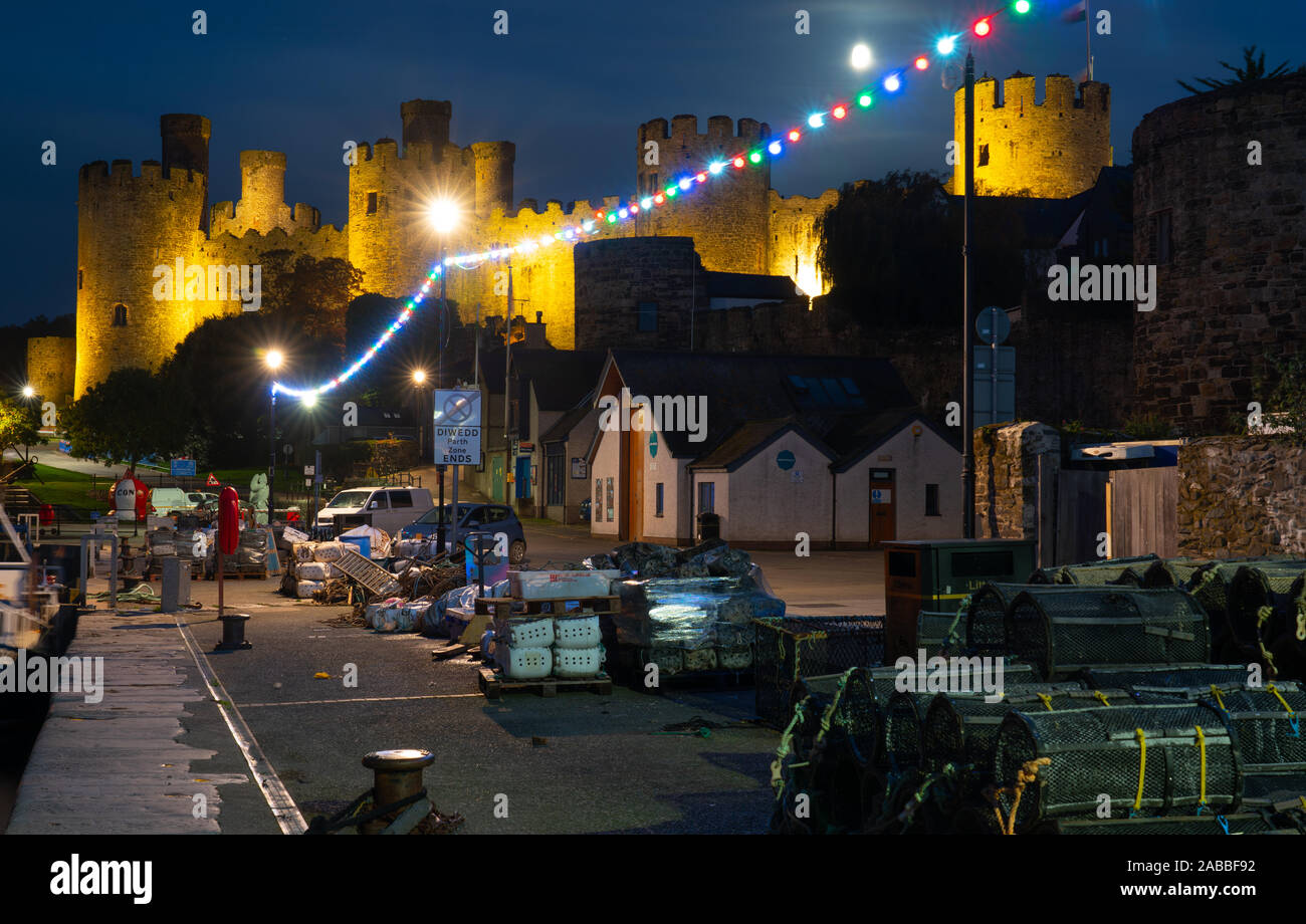 Conwy Castle e il fiume Conwy, Conwy, il Galles del Nord. Immagine presa nell'autunno del 2019. Foto Stock