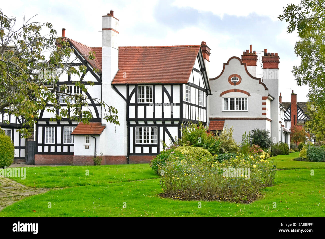 Port Sunlight paesaggistici villaggio modello di architettura mista stili di alloggiamento costruito dai Fratelli di leva per alloggiare gli operai Wirral Merseyside England Regno Unito Foto Stock